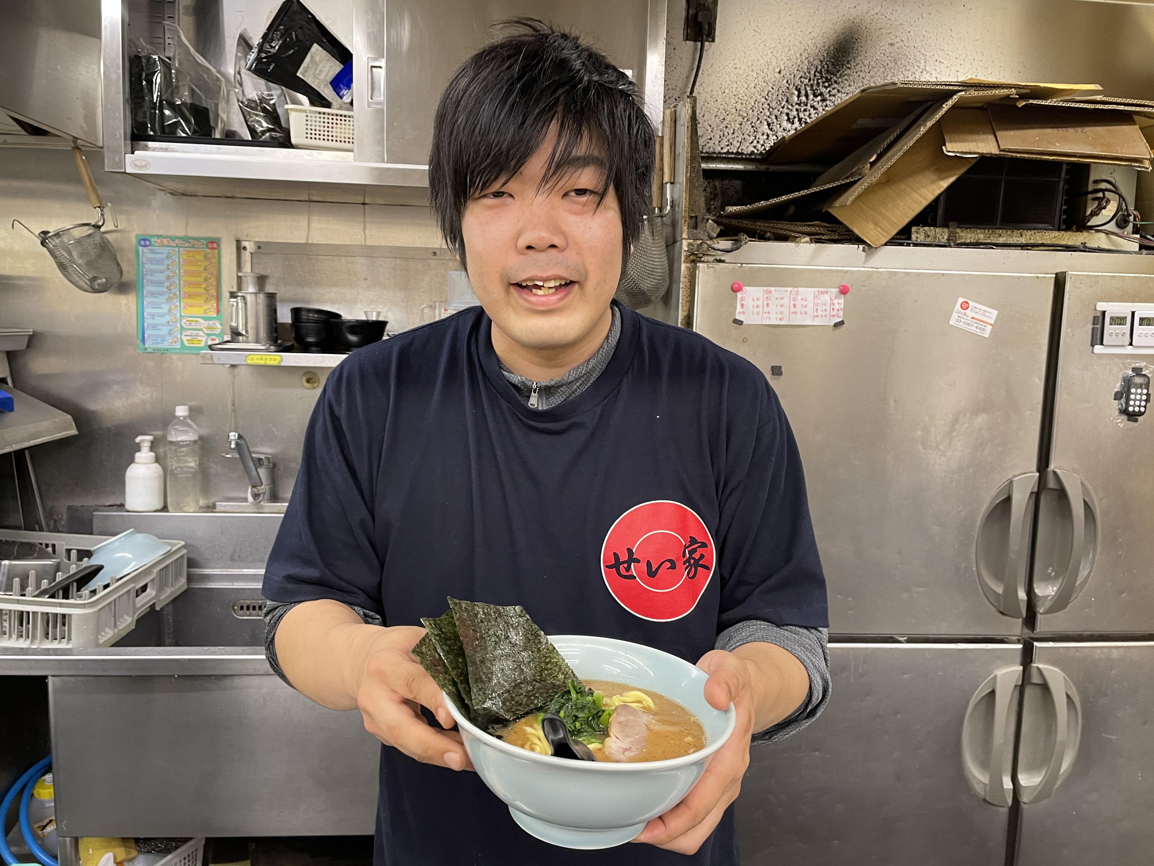 家系ラーメン店のキッチン・ホールスタッフ/正社員